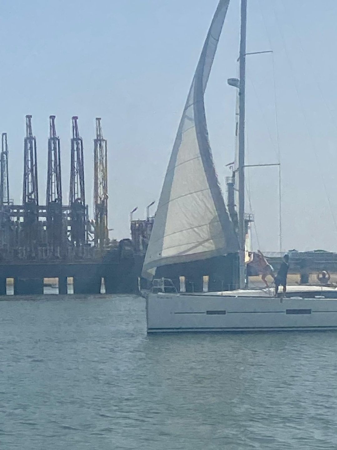 Velero navegando en la Bucanera del Día de la Hispanidad en Mazagón