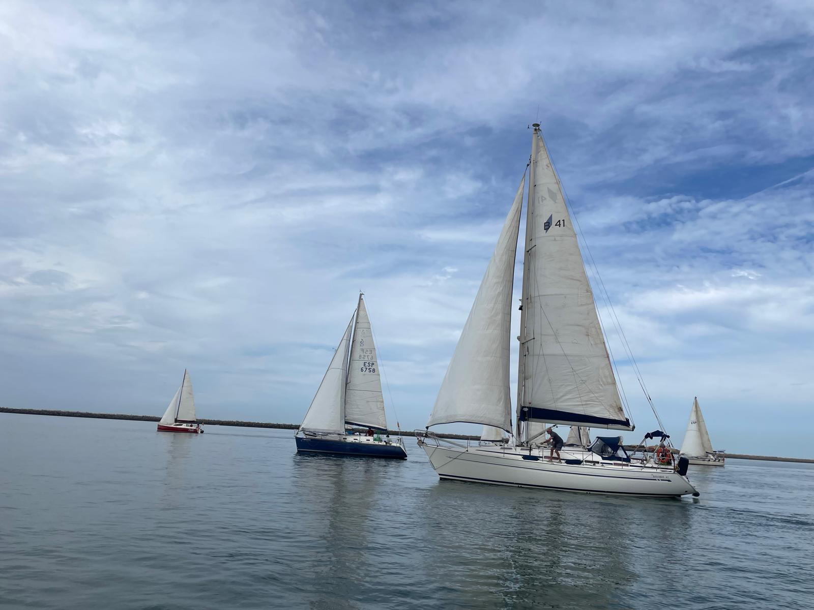 Barcos navegando muy juntos con poco viento