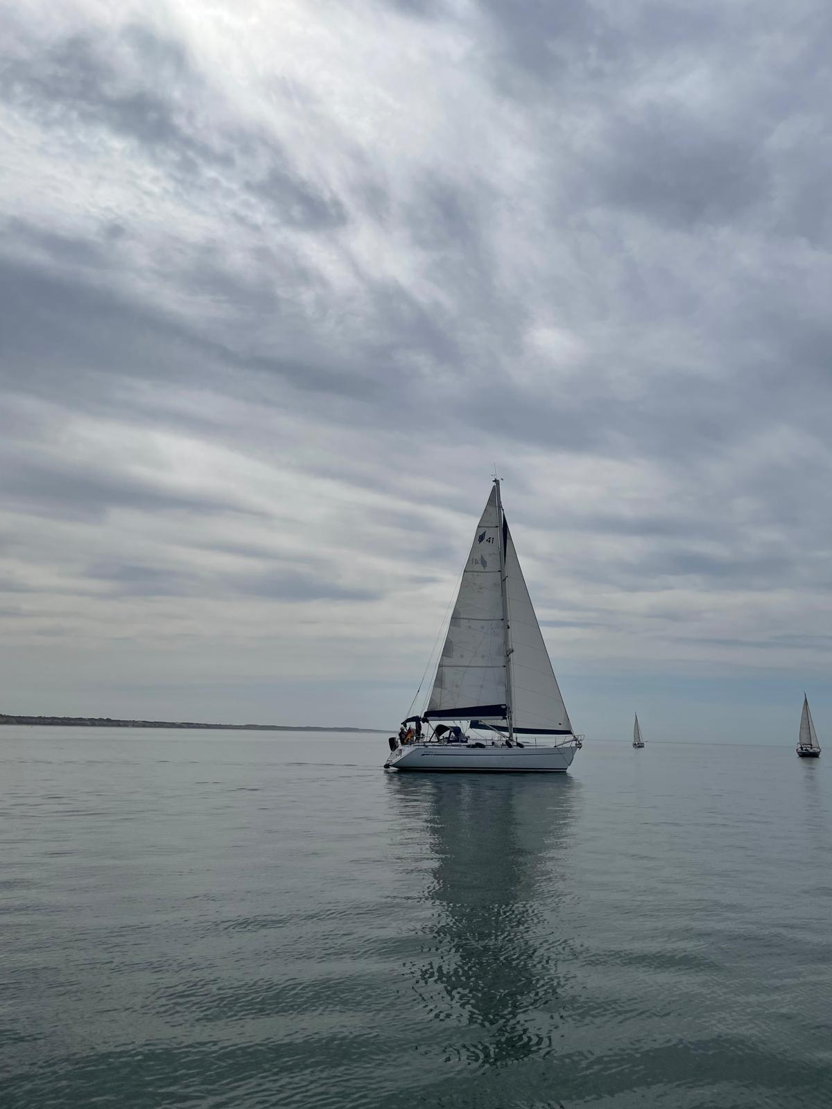 Un velero surcando las aguas de Mazagón