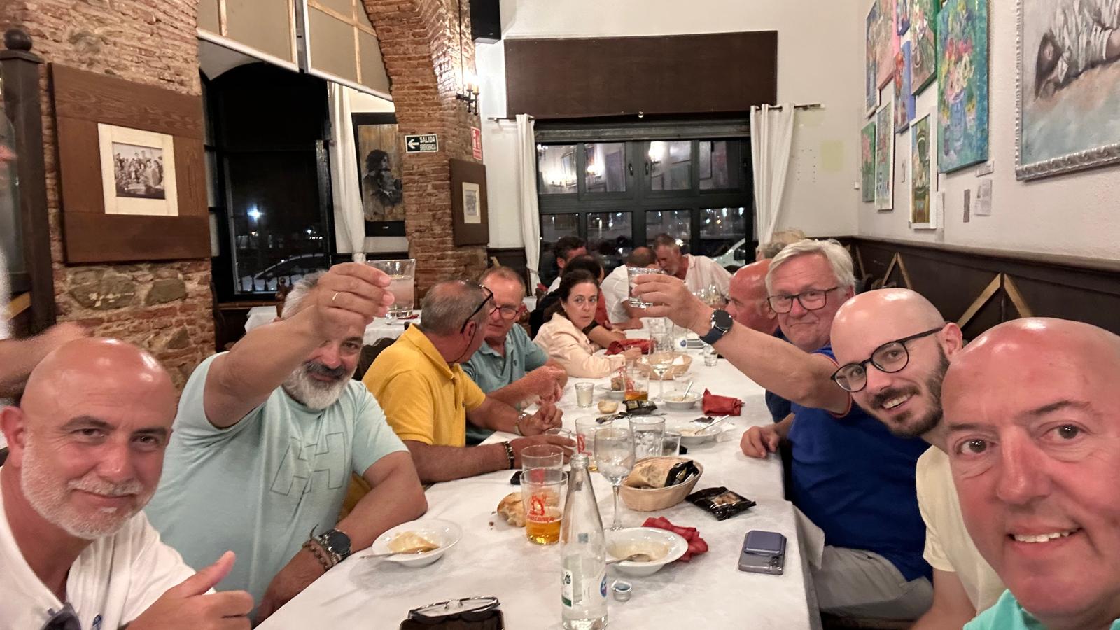 Brindis de las tripulaciones durante la cena