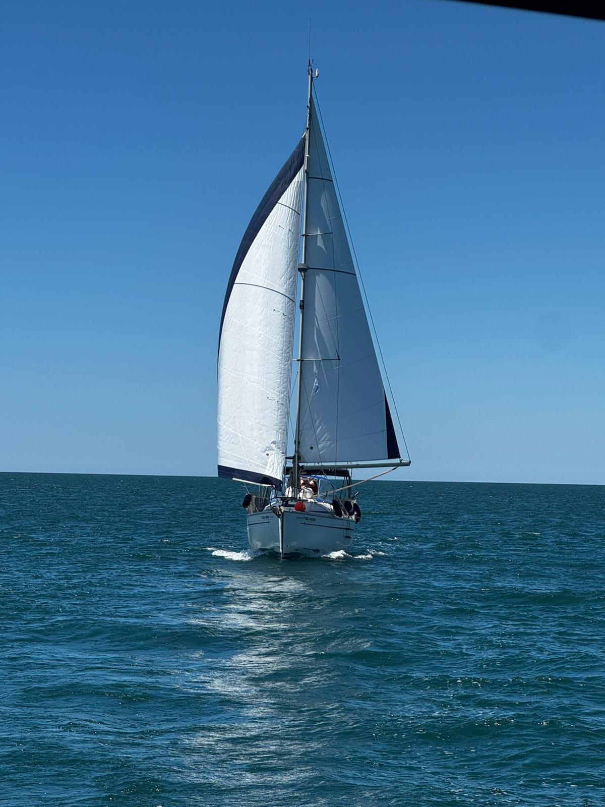Velero navegando rumbo a Ayamonte