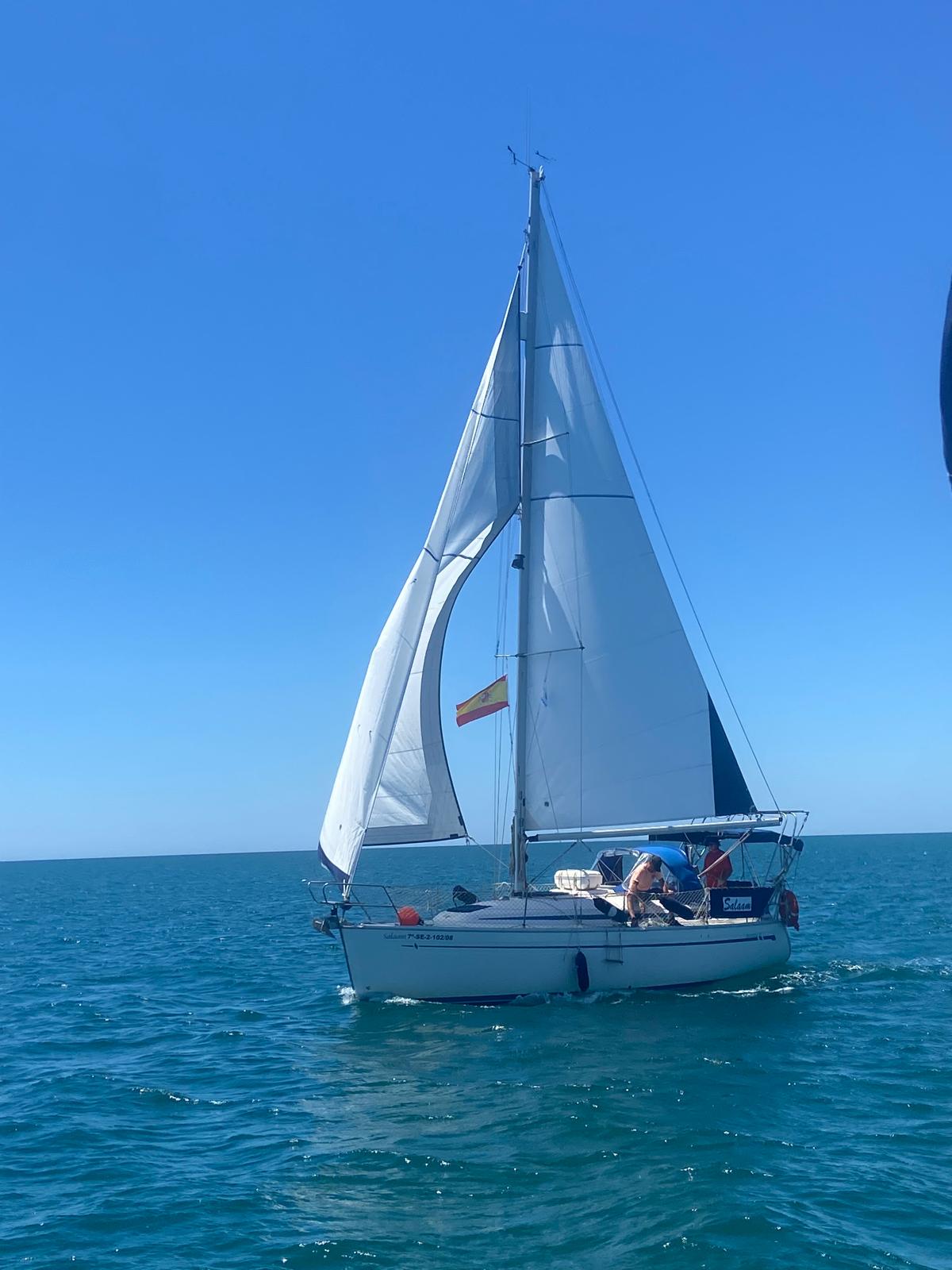 El velero SALAAM navegando a toda vela