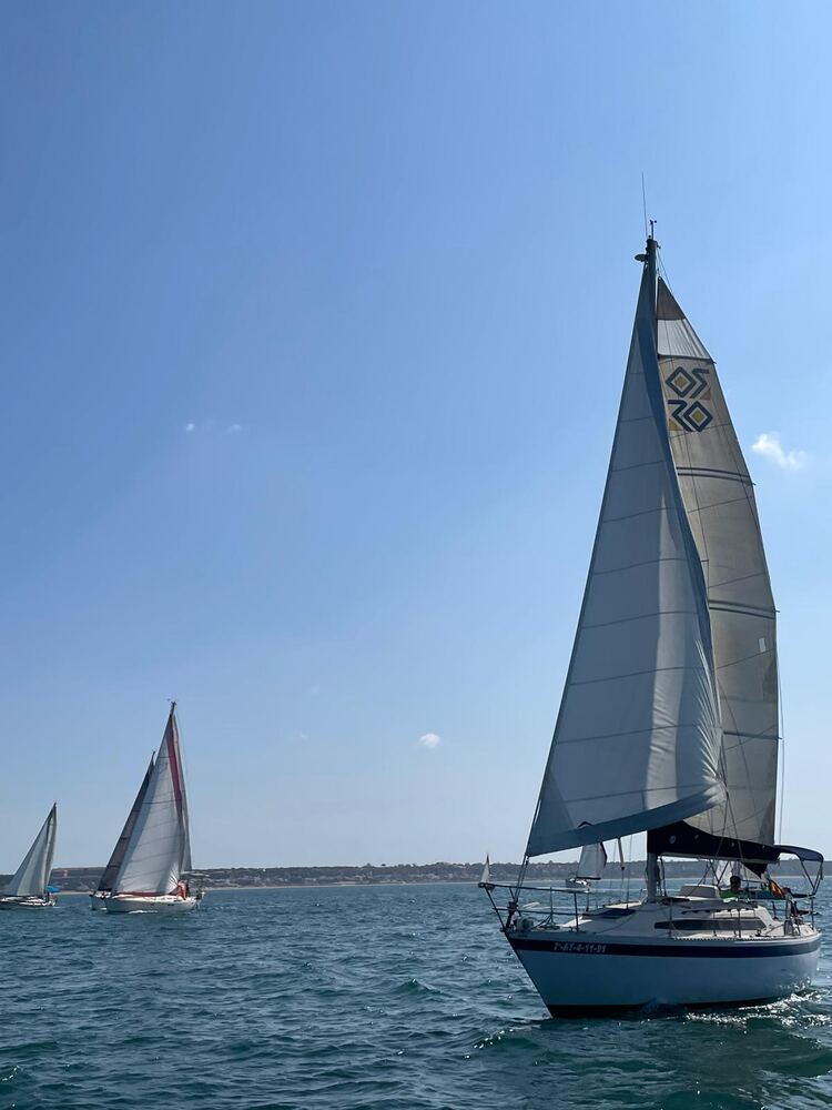 Veleros navegando en aguas de Mazagón durante la regata