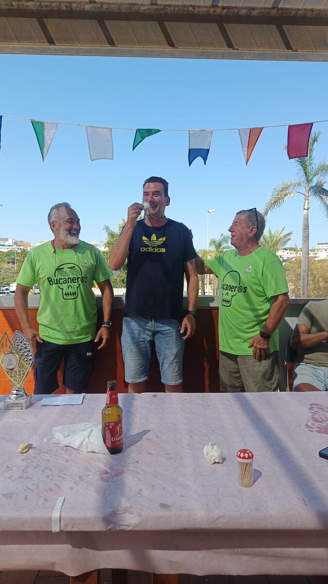 Medalla al cocinero Alonso en la convivencia de la III Bucanera de ADEMAR