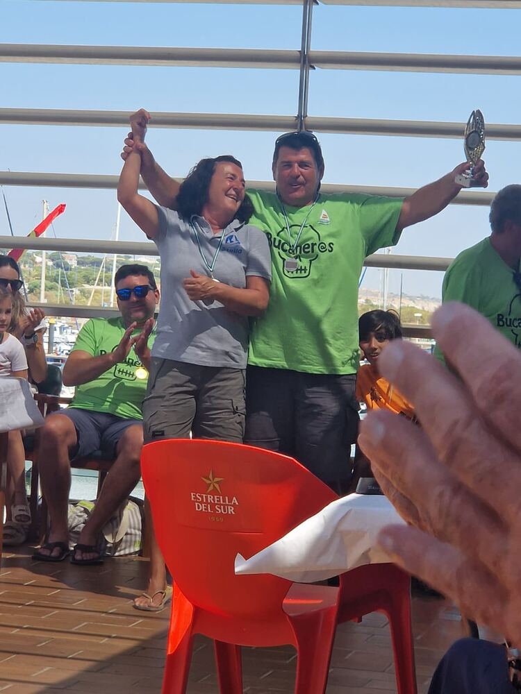 Tripulación del STELLA recogiendo el primer premio de la II Bucanera