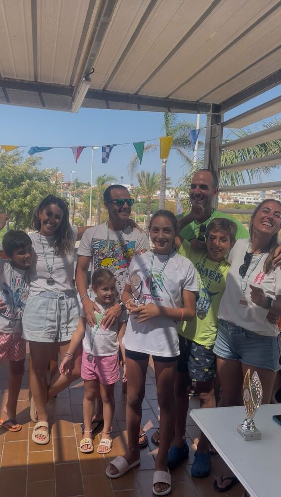 Tripulación del PURA VIDA con el segundo premio de la II Bucanera