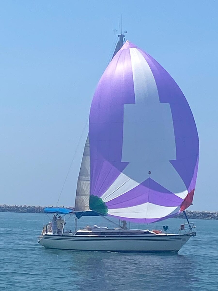 Spinnaker morado del Ciao Bella durante la III Bucanera de Mazagón