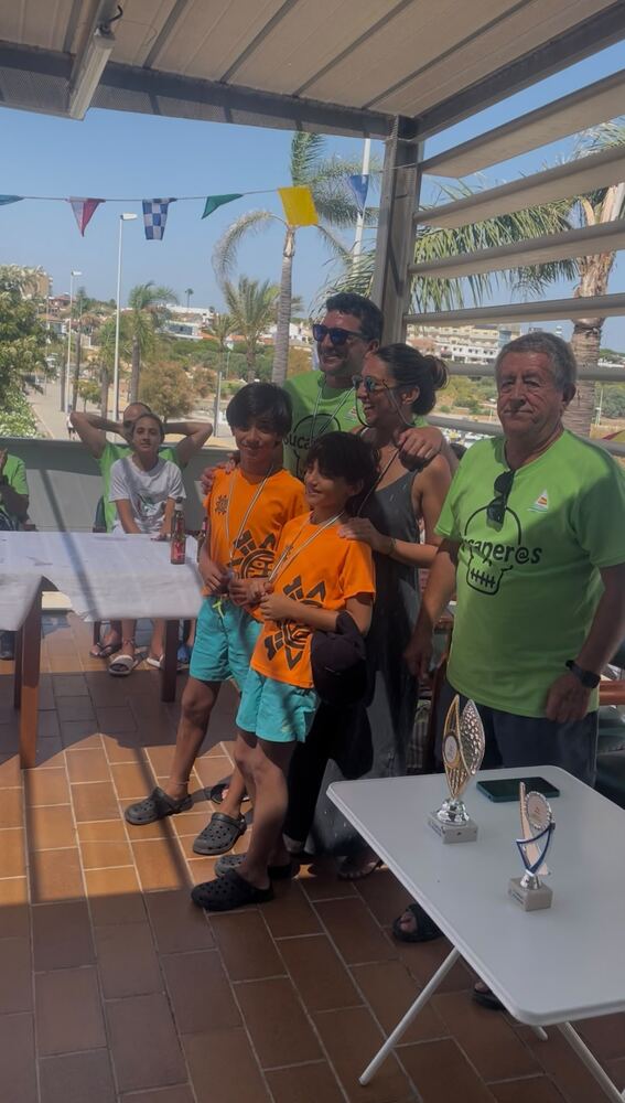Tripulación del TOSCA con el tercer premio de la II Bucanera